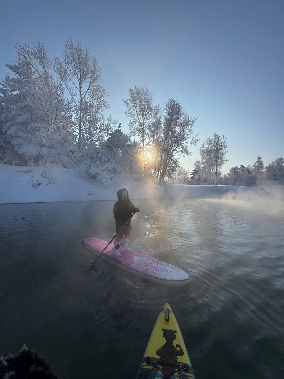 Фото Новосибирцы устроили массовый заплыв на сапах в мороз –26 градусов: 20 леденящих кадров 3